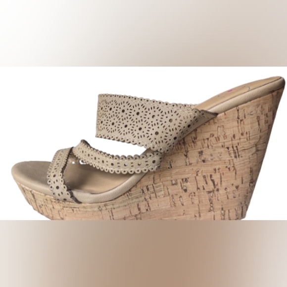 EUC Heart in D multi laser cut strap wedge heel tan faux leather scalloped edges - Picture 2 of 6